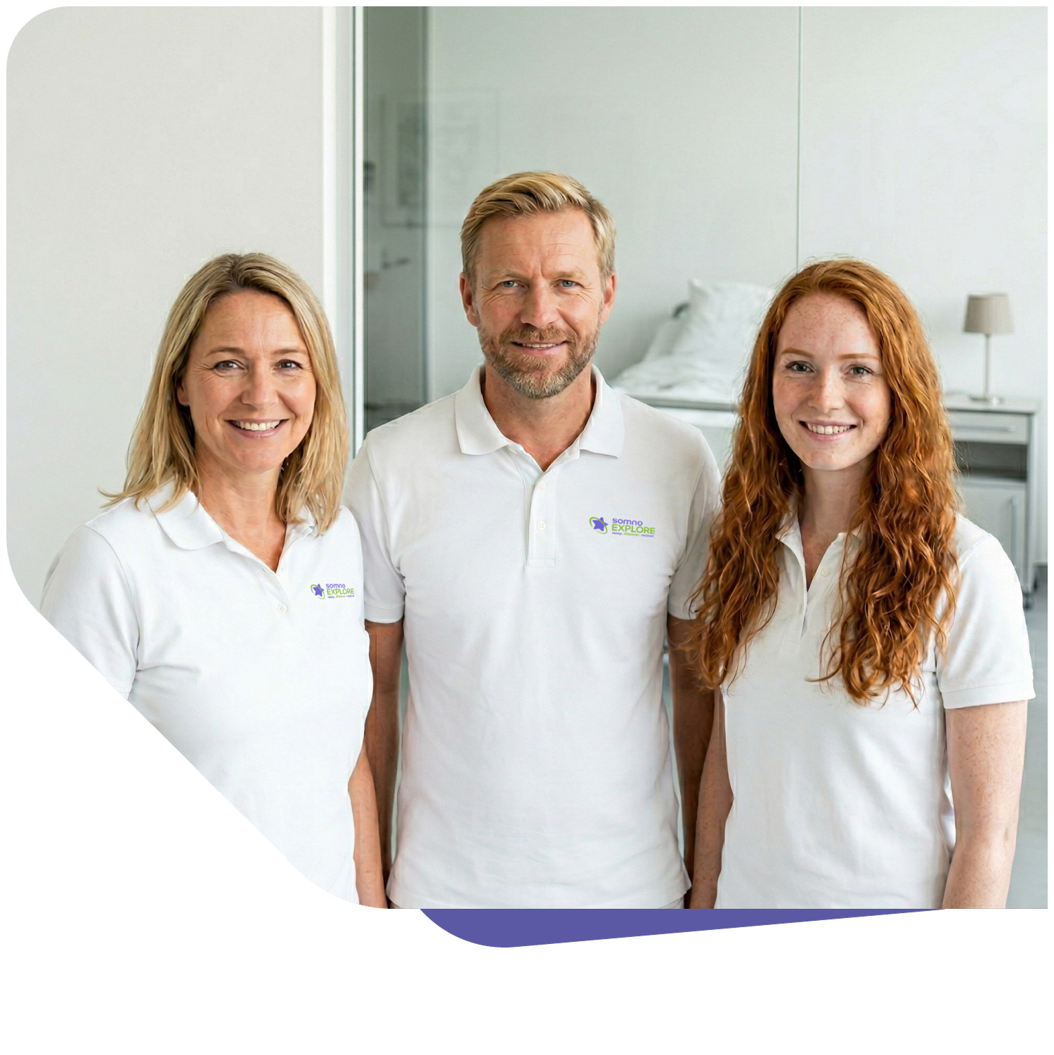 Drei freundliche Teammitglieder der SomnoExplore Diagnostik GmbH in weißer Arbeitskleidung am Standort Essen.